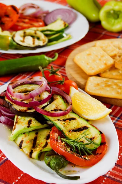 グリルしたズッキーニ、トマト、玉ねぎ、他の野菜 — ストック写真