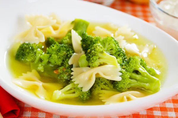 Brócolos e sopa de macarrão — Fotografia de Stock