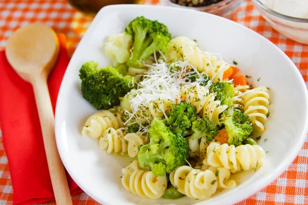 Włoski makaron z brokułami — Zdjęcie stockowe