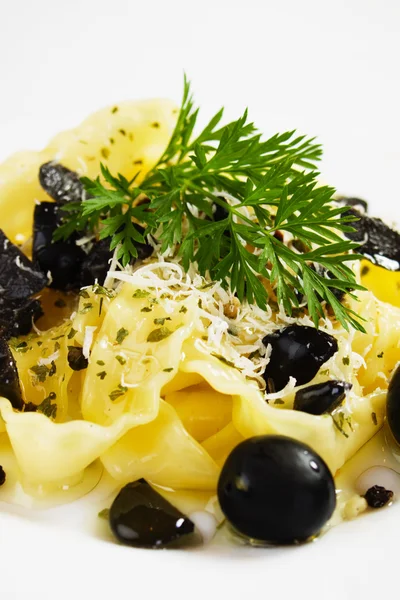 Rendelenmiş peynir ve Siyah Zeytin ile İtalyan makarna — Stok fotoğraf