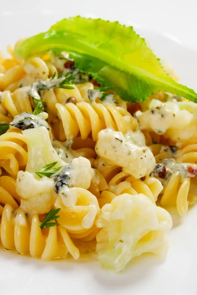Italiensk pasta med blomkål och ost sås — Stockfoto