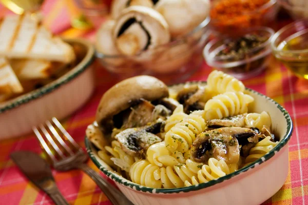 Tortiglioni con funghi champignon — Foto Stock