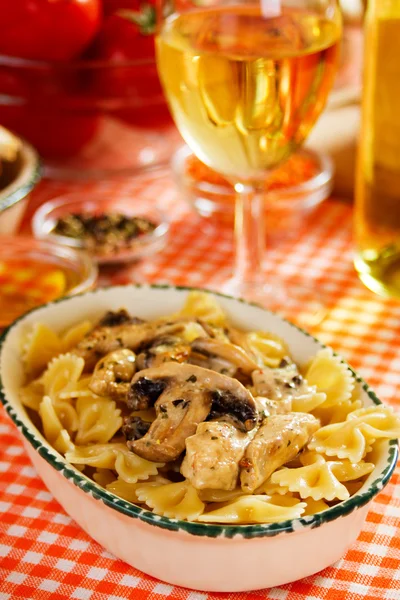 Massa italiana com cogumelos e carne de frango — Fotografia de Stock