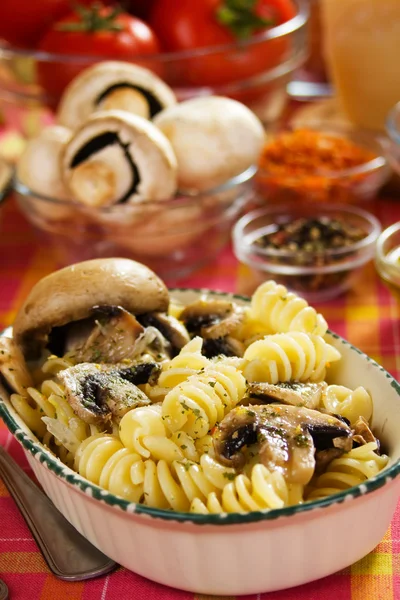 Tortiglioni Nudeln mit Pilzen — Stockfoto