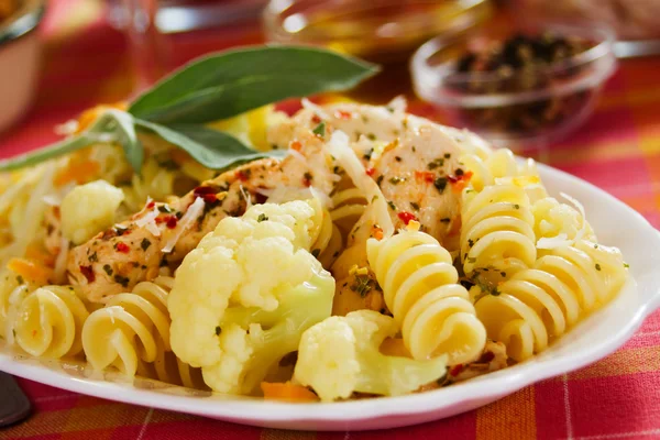 Tortiglioni pasta met bloemkool en kip — Stockfoto