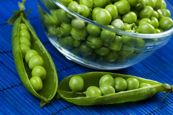Green peas in glass bowl — Stock Photo, Image