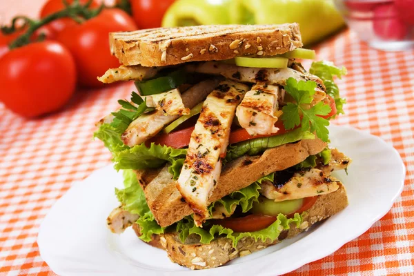 Вкусный сэндвич с курицей — стоковое фото