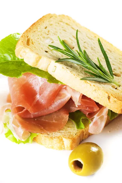 Jambonlu sandviç üzerine beyaz izole — Stok fotoğraf