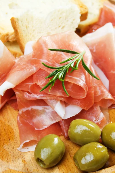 Prosciutto con pane e olive — Foto Stock