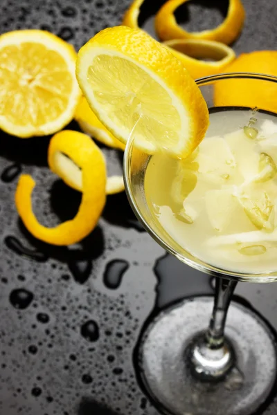 Натуральний лимонад у коктейльному келиху — стокове фото