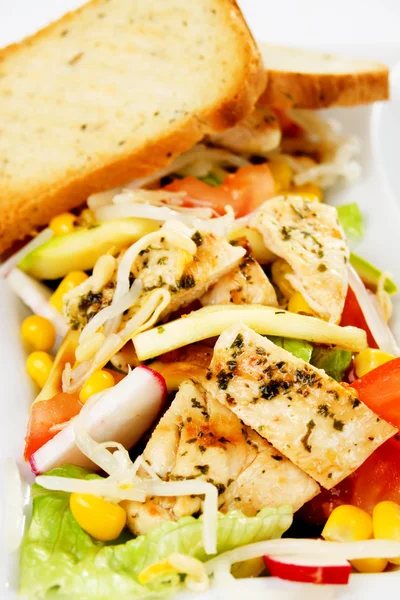 Ekmek lezzetli Tavuk salatası — Stok fotoğraf