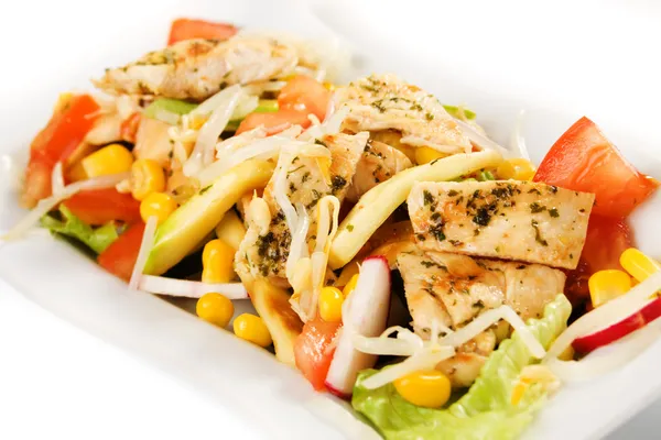 Lahodné kuře a zeleninový salát — Stock fotografie