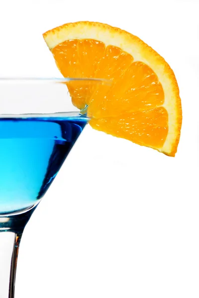 Синий коктейль с апельсиновым ломтиком — стоковое фото