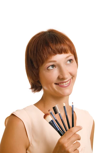 La mujer joven con los cepillos para el maquillaje — Foto de Stock