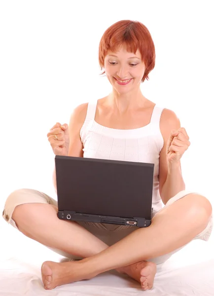 Красива жінка розважається з ноутбуком . — стокове фото