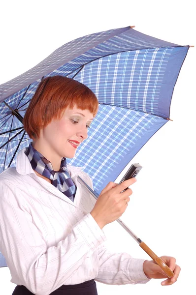 Dívka s mobilním telefonem a deštník — Stock fotografie