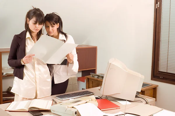 Affärskvinnor på kontor — Stockfoto