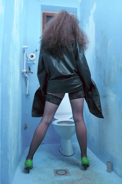 Frau auf Toilette — Stockfoto