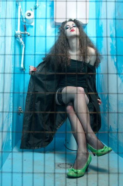 Vrouw aan het blauwe toilet — Stockfoto