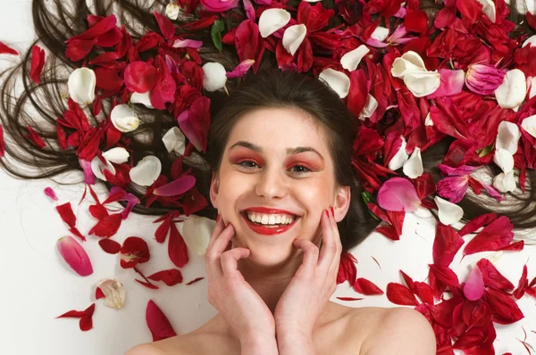 Usmívající se žena s květinami — Stock fotografie