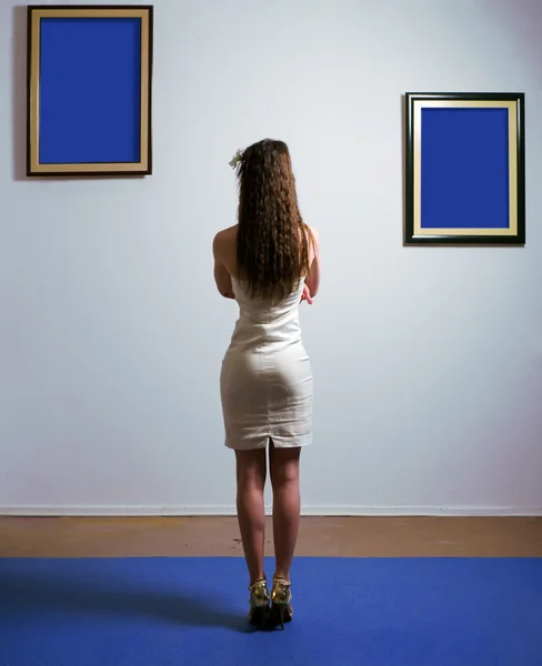 Žena v galerii — Stock fotografie