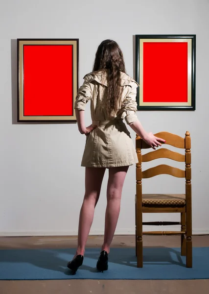 Kobieta w galerii — Zdjęcie stockowe