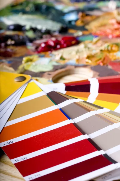 Carta de colores y pintura artística —  Fotos de Stock
