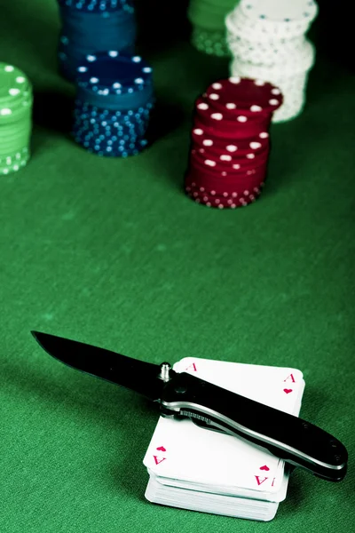 扑克和刀 — 图库照片
