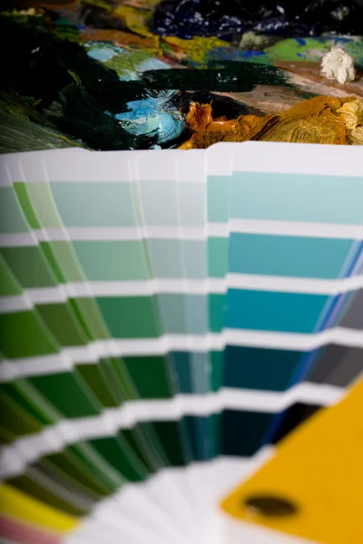 Carta de colores y pintura artística — Foto de Stock