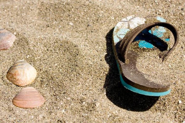 Фліп-флоп на пляжі — стокове фото