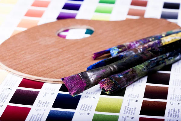 Equipo artístico y carta de colores —  Fotos de Stock