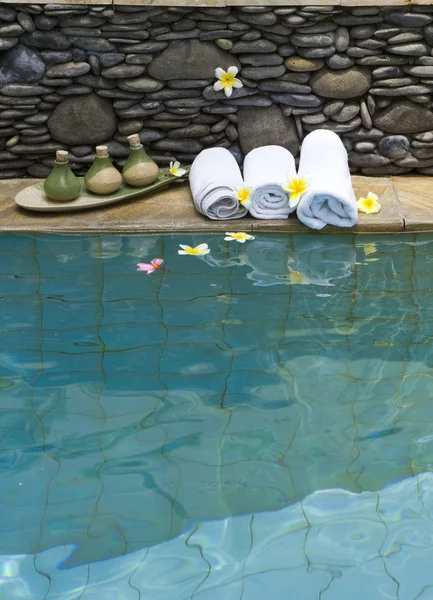 Рушники та засоби для спа-центр готелю залишивши — стокове фото