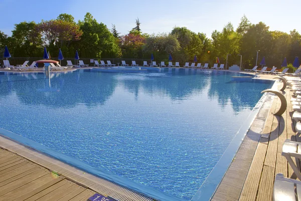 Prázdný bazén jasný sluneční den — Stock fotografie