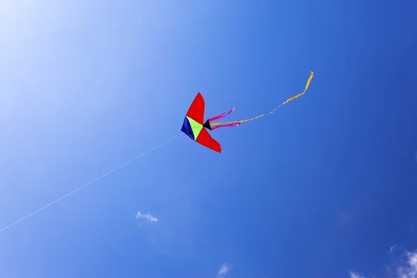 Cerf-volant sur fond de ciel bleu foncé — Photo