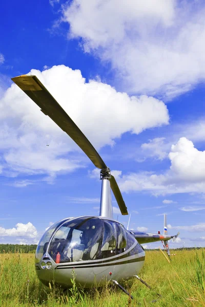 Helikopter på fältet sol dag — Stockfoto