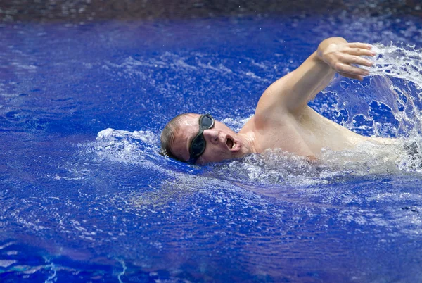 O jovem nadador esportivo na piscina — Fotografia de Stock