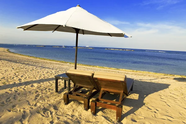 Öde stranden och parasoll — Stockfoto