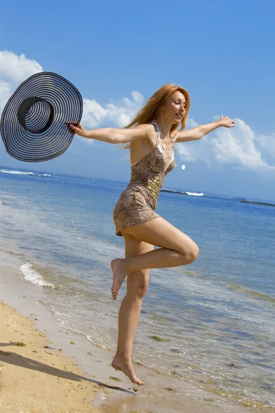 Unga graciösa kvinna går på kusten av oc — Stockfoto