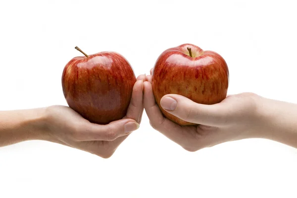 Δύο χέρια, τεντώστε μήλα μεταξύ τους — Φωτογραφία Αρχείου