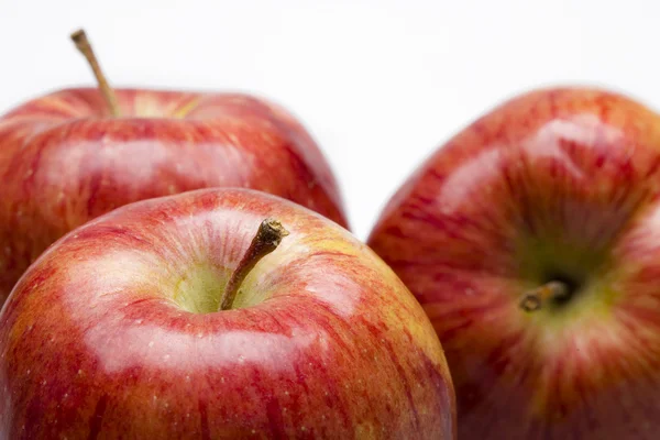 Tři šťavnatá jablka položte ion bílé backgro — Stock fotografie