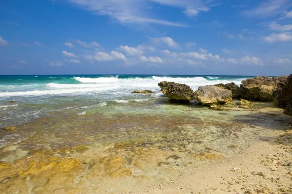 Πετρώματα στον ωκεανό. Μεξικό. νησί της wome — Φωτογραφία Αρχείου