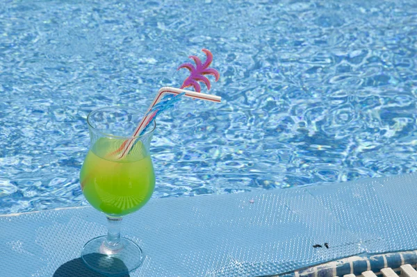 Cocktail on edge of pool — Stock Photo, Image