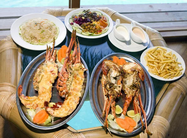 Deux assiettes avec homard sur la table — Photo