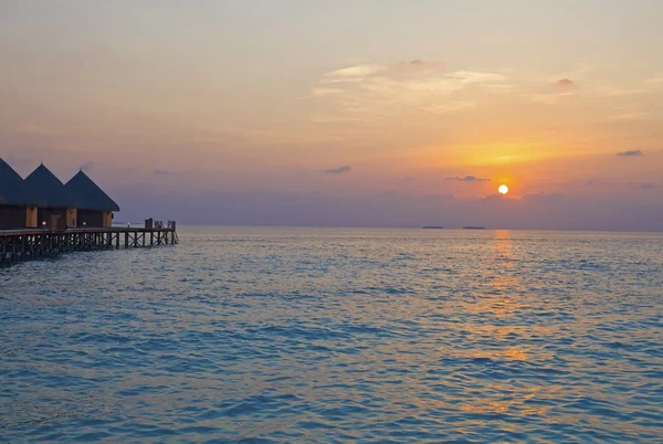 Ilha no oceano, Maldivas. Pôr do sol . — Fotografia de Stock