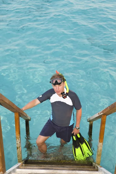 Человек с оборудованием для подводного плавания — стоковое фото