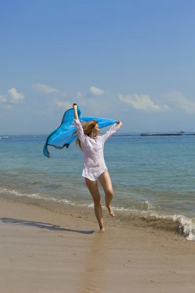 Zierliche Frau geht auf Küste des Ozeans — Stockfoto