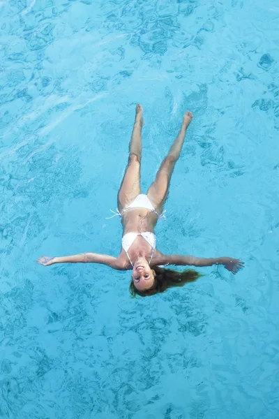Jonge vrouw lacht, zwemt in de oceaan — Stockfoto