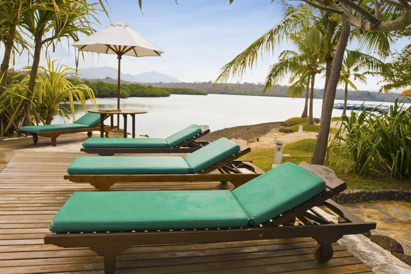 Chaise lounges en soort op oceaan Golf — Stockfoto