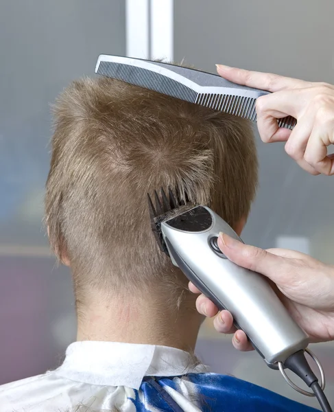 Hairstyle machine, kind in the rear — Stock Photo, Image