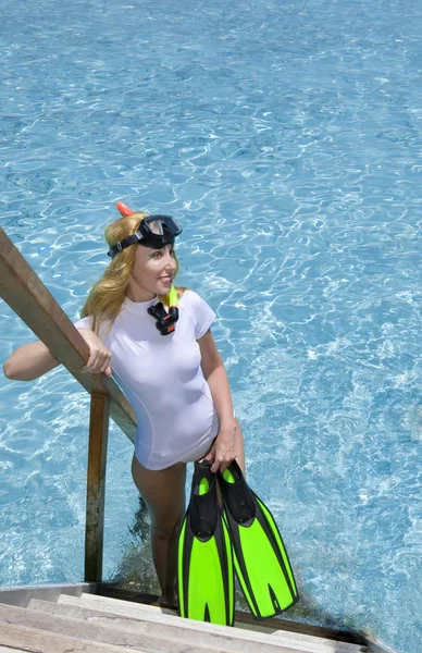 Kvinna står med utrustning för snorkel — Stockfoto